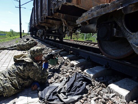 Pro-Russische militanten langs het spoor bij Slavjansk.