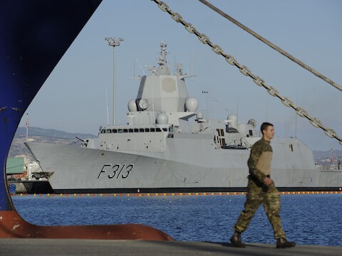 Het Noorse fregat Helge Ingstad in de haven van Limassol.