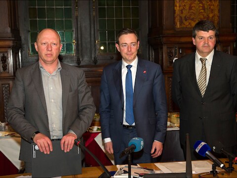 Vlnr: Burgemeesters Hans Bote (Vilvoorde), Bart De Wever (Antwerpen) en Bart Somers (Mechelen).