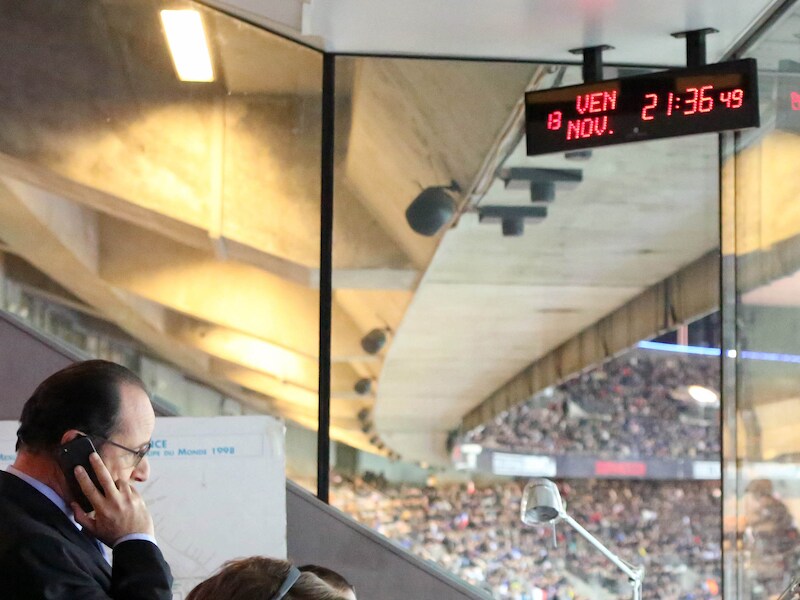 Frans president Hollande gisteren in het Stade de France.
