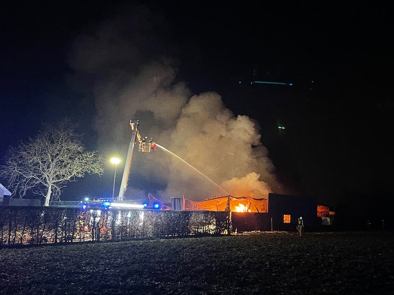 Se produjo un incendio en un almacén junto a Ieperseweg en Oekene (Roeselare).