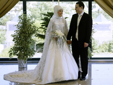Dochter Esra Erdogan met haar man Albayrak op hun huwelijksdag in 2004