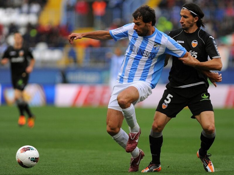 Mehmet Topal in duel met Ruud van Nistelrooy.
