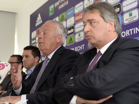 Roger Vanden Stock en Herman Van Holsbeeck. In de verte herkent u ook nieuwbakken trainer Besnik Hasi.