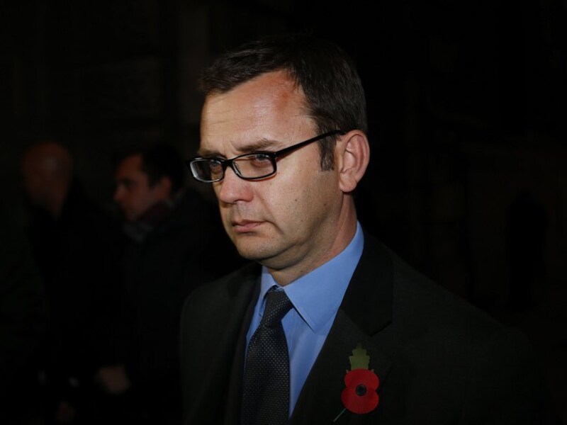 Voormalig News of the World-hoofdredacteur Coulson maandag bij het verlaten van de rechtbank.