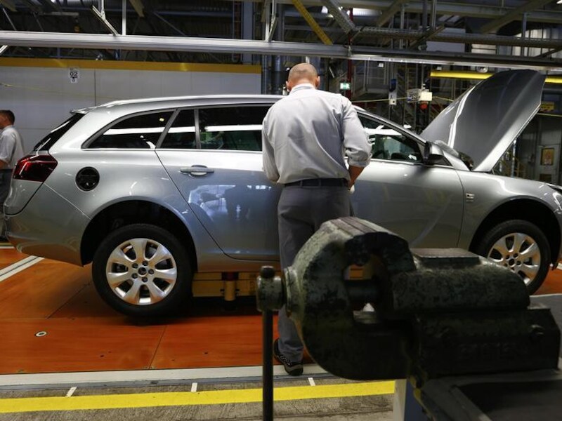 Een werknemer in een Opelfabriek in Duitsland.
