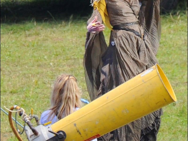 Angelina Jolie tijdens de opnames van de nieuwe Disneyfilm 'Maleficent'.