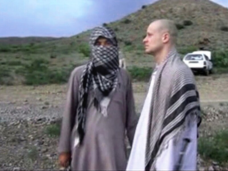 Still uit de video waarin Bergdahl door de Taliban wordt overgedragen na vijf jaar gevangenschap.