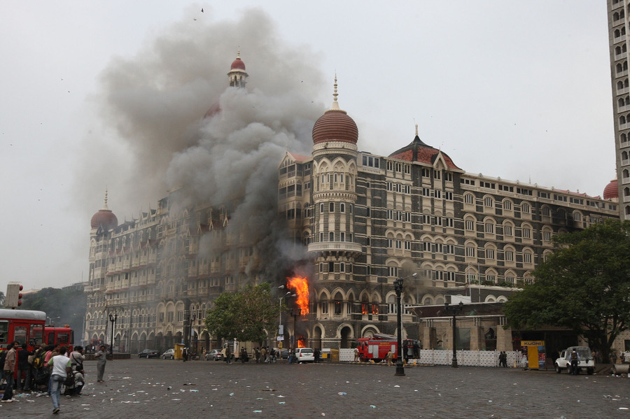 Het brandende Taj Mahal-hotel in Mumbai in 2008.