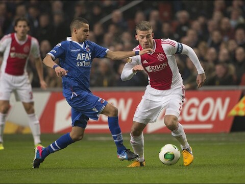 Toby Alderweireld (rechts) ging met Ajax zwaar onderuit tegen AZ.