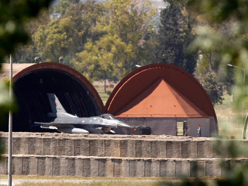 Een Turkse F-16 op de militaire basis van Adana, waar een Syrische gevechtspiloot zijn toestel aan de grond zou gezet hebben.