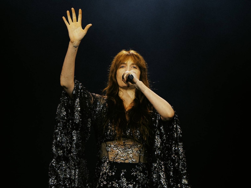 “Weinig verrassend, prettig gestoord”: Florence and the Machine imponeert met geoliede show en zwarte jarretelles om witte dijen