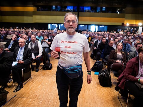 "Democratie in plaats van Merkelatuur", staat op het shirt van deze Alternative fur Deutschland-aanhanger. Nochtans blijkt net in deze partij het geloof in de democratie zwak te staan.