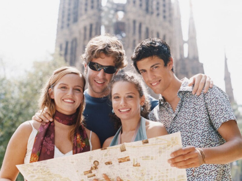 Toeristen poseren voor de Sagrada Familia in Barcelona.