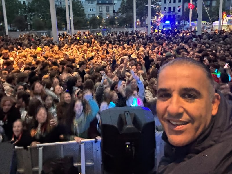 Dag van de Jeugdbeweging met jeugdschepen Karim Bachar (Vooruit) op het Theaterplein in Antwerpen.