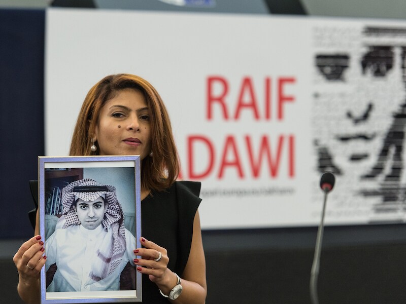 Ensaf Haider, de vrouw van blogger Raif Badawi, met een foto van haar man aan het Europese parlement in Straatsburg op 16 december 2015.
