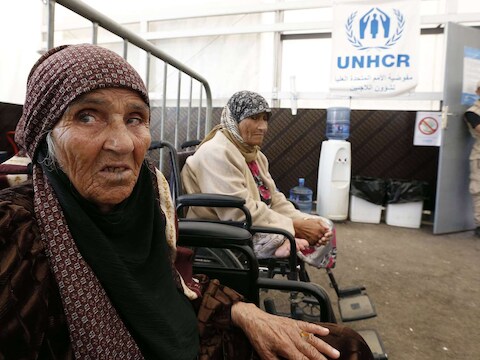 Syrische vluchtelingen wachten om geregistreerd te worden in Libanon.