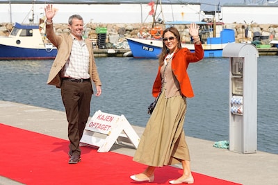 Verassende look voor Deens koningspaar: koning Frederik en koningin Mary kiezen voor informele outfit op zomercruise