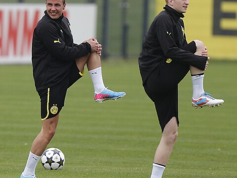 Mario Götze, het gesprek van de dag door zijn transfer naar Bayern München, en Marco Reus dinsdag tijdens de training van Borussia Dortmund.