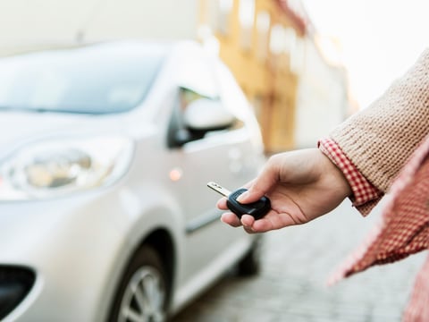 Door de afstandsbediening van je auto tegen je hoofd te houden, kan je je wagen gemakkelijker terugvinden.