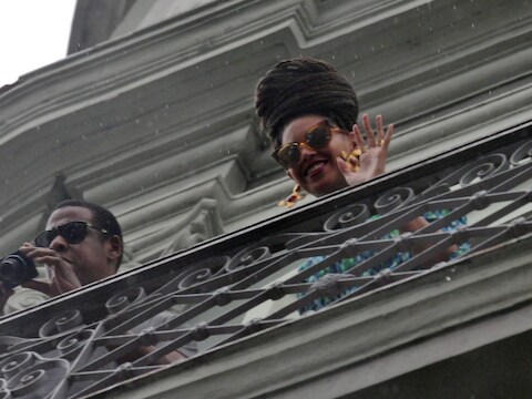 Jay-Z en Beyoncé vrijdag op het balkon van hun hotel in Havana.