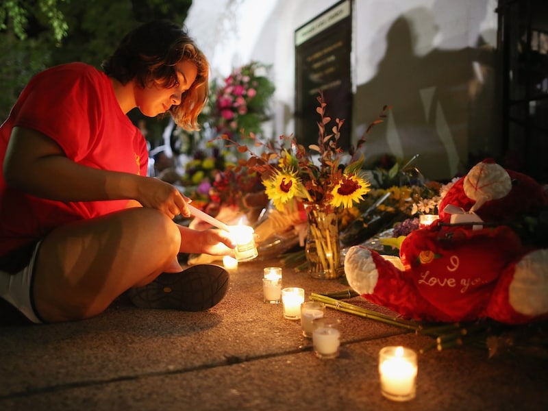 Brandende kaarsen en bloemen voor de kerk in Charleston waar het drama zich afspeelde.