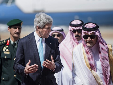 De Amerikaanse buitenlandminister John Kerry met de Saoedische buitenlandminister Saud al-Faisal.