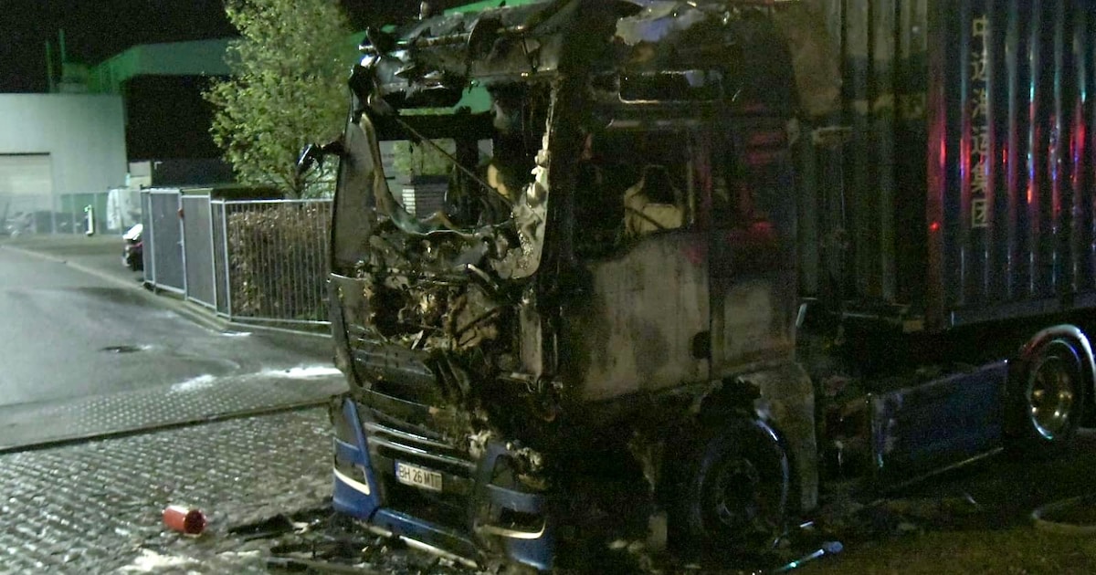 Vrachtwagen brandt uit in Deurne: “Drieduizend batterijen voor stofzuigers gevrijwaard door brandwee