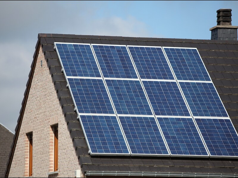 De overheidssteun voor zonnepanelen daalt van 210 naar 90 euro.