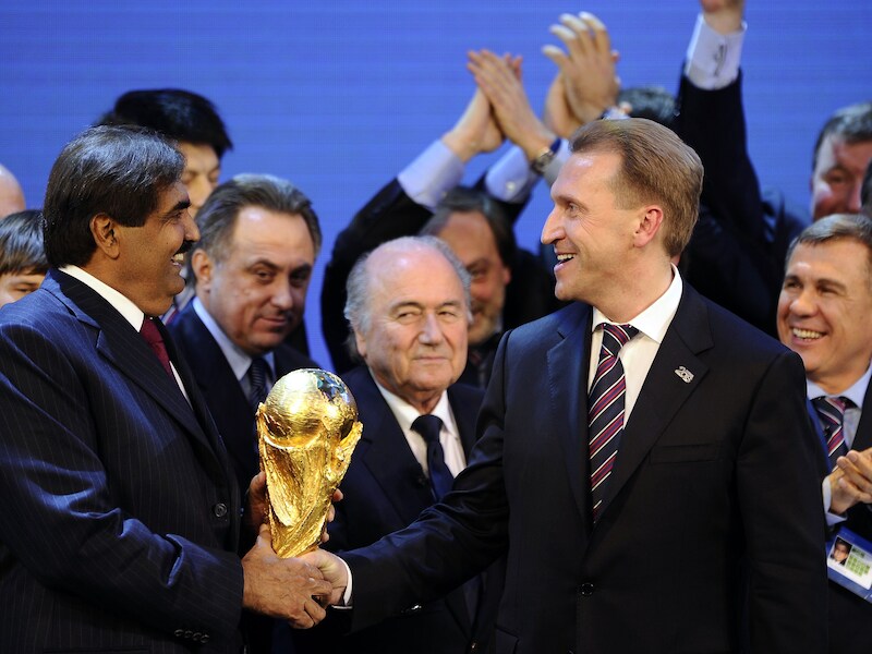 Sheikh Hamad bin Khalifa al-Thani namens Qatar en Igor Shuvalov namens Rusland schudden de hand als organisatoren van de komende twee WK's