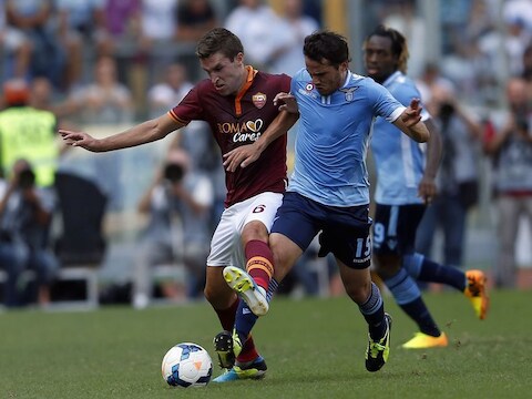 Kevin Strootman (links) in actie tegen Lazio's Alvaro Gonzalez.