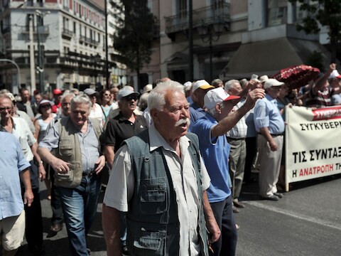 Gepensioneerden protesteerden in juni nog tegen de inkrimping van uitkeringen en het falende gezondheidssysteem.