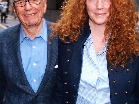 Rebekah Brooks en Rupert Murdoch verschenen vorige zomer voor een Britse onderzoekscommissie.