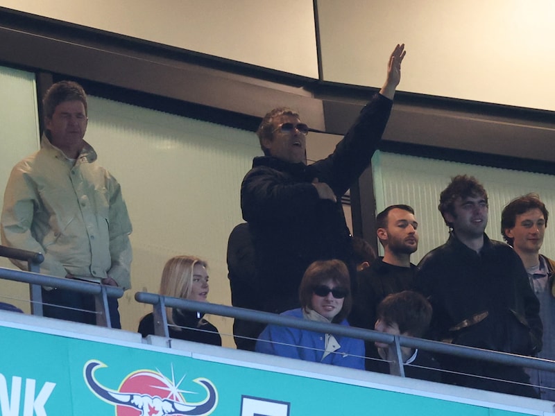 Dat gebeurt niet vaak: Oasis-broertjes Liam en Noel Gallagher samen gespot bij Carabao Cup-winst Manchester City