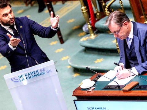 MR-voorzitter Georges-Louis Bouchez en premier Bart De Wever (N-VA), donderdag in de Kamer. Hoe hard speelt Bouchez vrijdag het politieke spel?