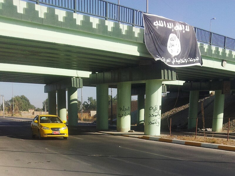 De iS-vlag wappert aan een brug in Mosoel.