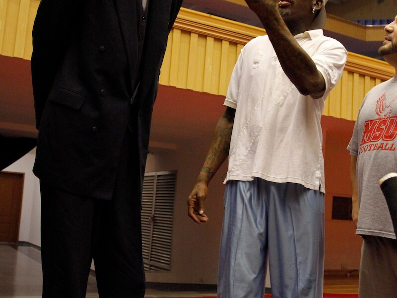 Basketballer Dennis Rodman vandaag met de Noord-Koreaanse basketballer Ri Myung Hun in Pyongyang.