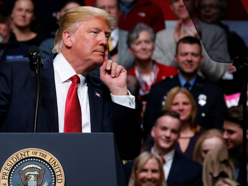 President Donald Trump maant het publiek aan tot stilte tijdens een speech in Nashville.
