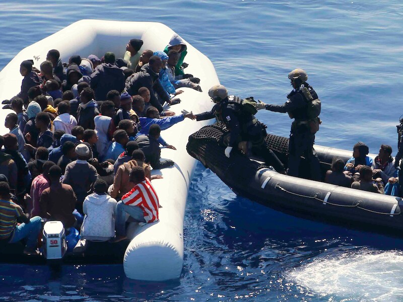Leden van de Duitse marine redden migranten tijdens operatie EUNAVFOR Med, alias Sophia, eind maart.