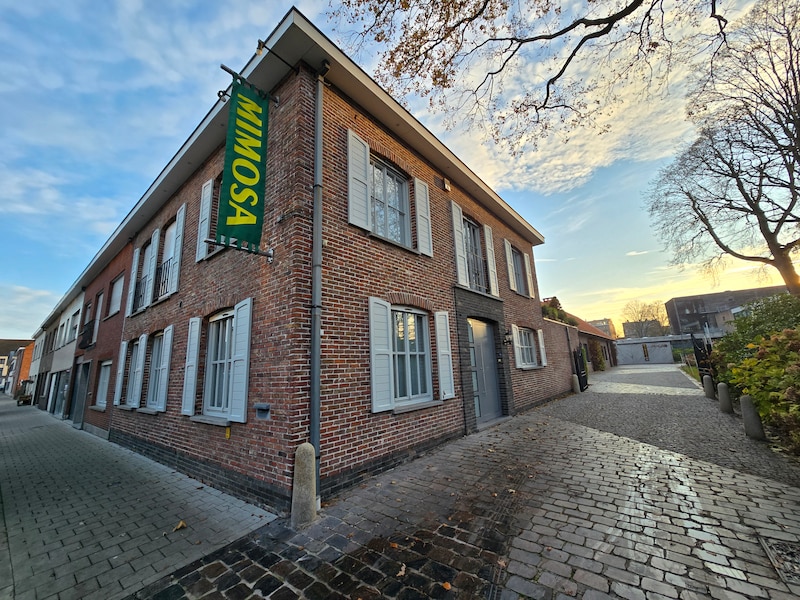 Feestzaal Mimosa in de August Van Ackerstraat in Eeklo.