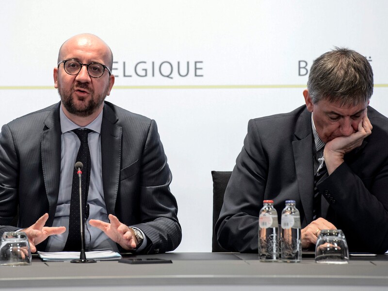 Een aangeslagen minister van Binnenlandse Zaken. Jan Jambon vandaag bij de persconferentie vandaag na de aanslagen op Brussels Airport en in het centrum van Brussel.
