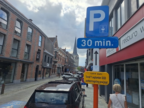 In de Kerkstraat in Londerzeel mag je voortaan maximaal 30 minuten parkeren.