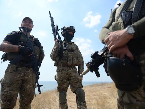 Oekraïense strijders op wacht in een buitenwijk van Mariupol, in het oosten van Oekraïne.