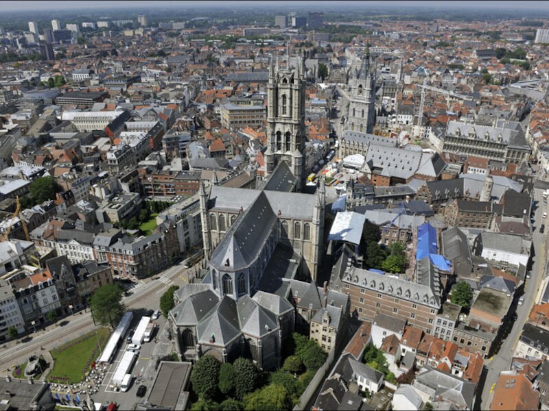 Het slachtoffer werd bij het verlaten van een homocafé in Gent gevolgd en belaagd.