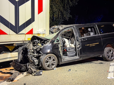De bestuurder van een bestelwagen werd zwaargewond toen hij tegen de oplegger van een vrachtwagen botste in Lede.