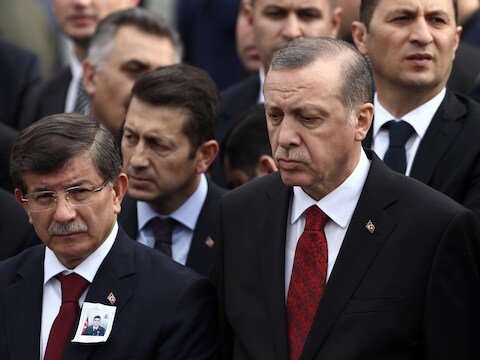 Turks president Recep Tayyip Erdogan en Turks premier Ahmet Davutoglu op de begrafenisplechtigheid van Seckin Cil, een legerofficier die om het leven kwam tijdens de aanslag in Ankara van zondag.