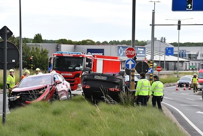 Achtervolging op E17 eindigt met zware crash net voorbij afrit in Waregem: “Inzittenden te voet gevlucht maar snel gevat”