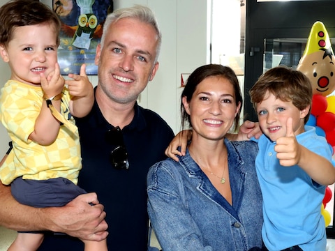 Lies Vandenberghe en Maarten Breckx met hun twee zoon zonen Georges (rechts) en Victor. 