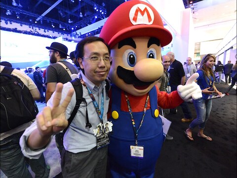 Super Mario met een fan op de E3-beurs.