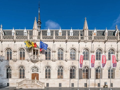 De man ging op de vlucht nadat hij vlakbij het Kortrijkse stadhuis een vrouw had vastgegrepen.
